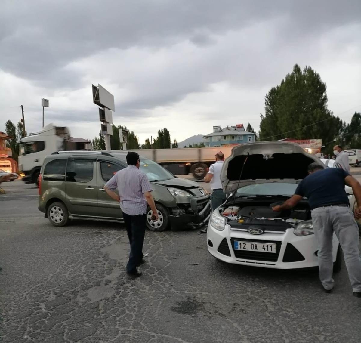 Erciş&rsquo;te trafik kazası; 3 yaralı