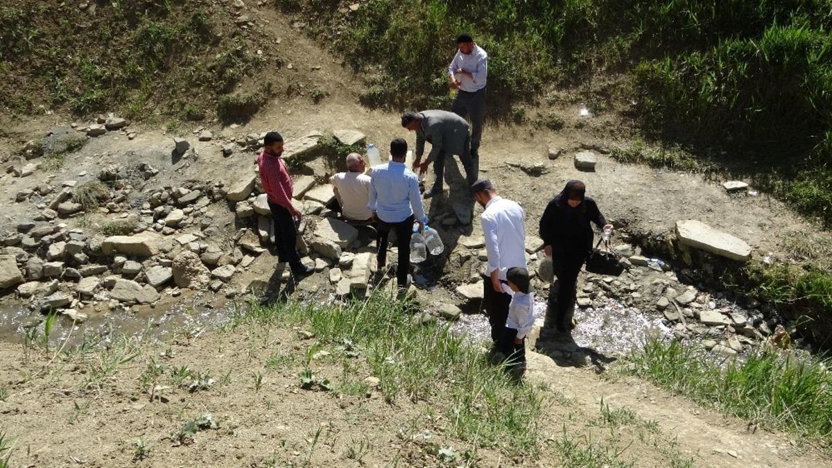 B&ouml;brek taşını erittiği ileri s&uuml;r&uuml;len su i&ccedil;in uyarı