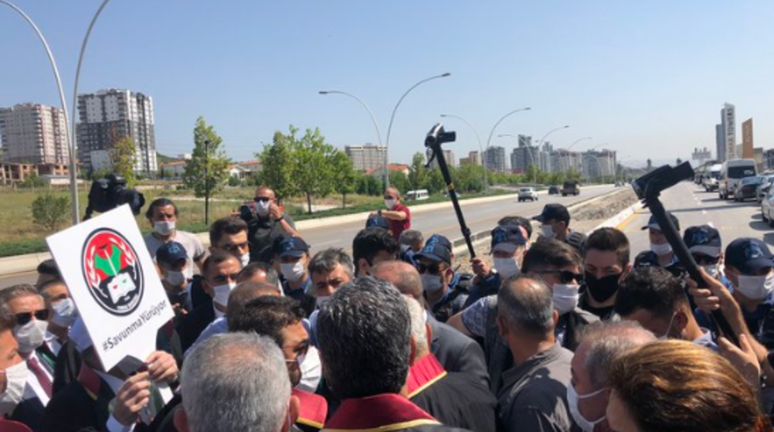 Savunma Yürüyüşü kapsamında Ankara'ya ulaşan baro başkanlarıyla polis arasında arbede