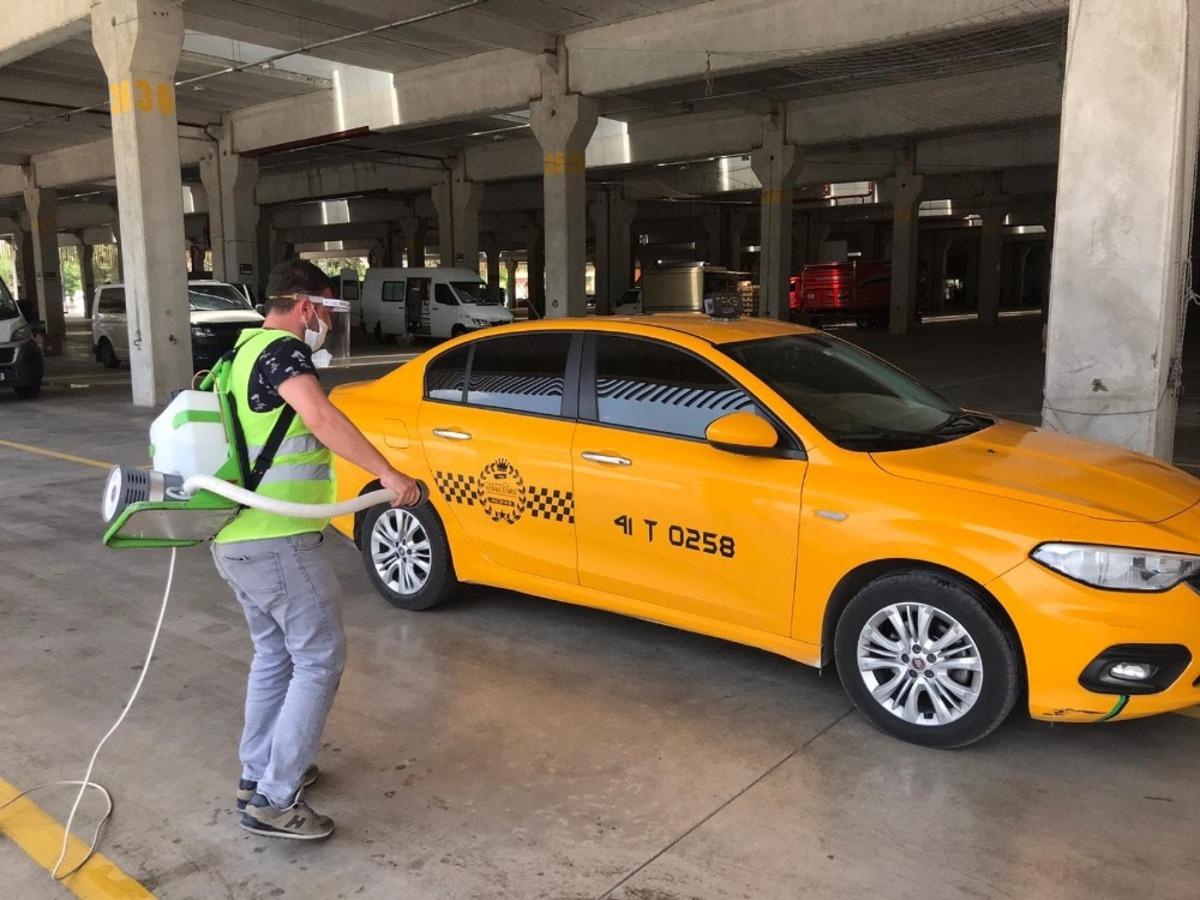 İzmit Belediyesi 12 il&ccedil;ede dezenfekte edilmeyen taksi bırakmıyor