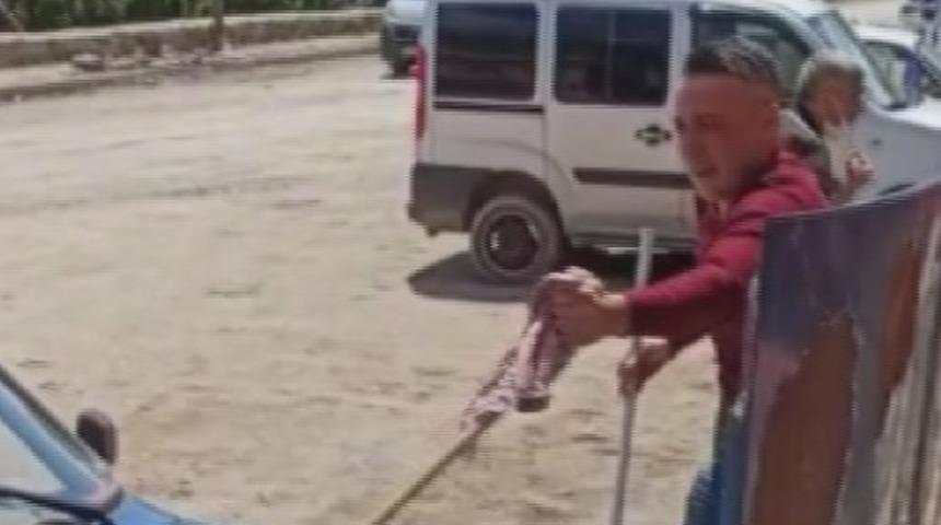 Bakmaya korktukları yılanı eliyle &ccedil;ıkarttı