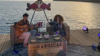 En Uzun Günde Evrencan Gündüz ile Elif Çağlar en sevilen şarkılarını binlerle birlikte söyledi