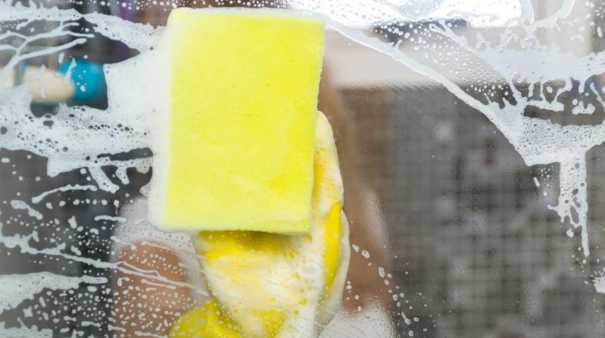 Duşakabinlerde oluşan kararma sorununu kolayca &ccedil;&ouml;zebilirsiniz! Beyaz sirke ve &ccedil;amaşır suyu...