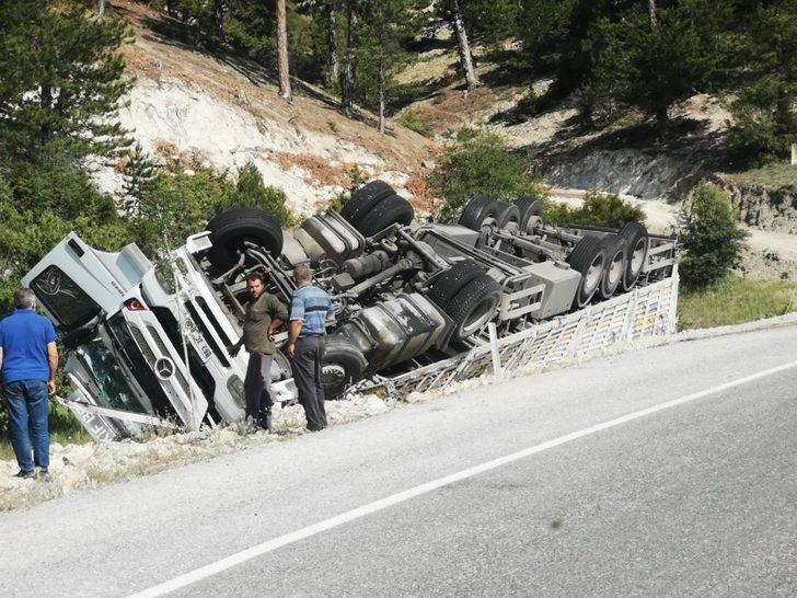 Kontrolden çıkan saman yüklü tır şarampole devrildi G2