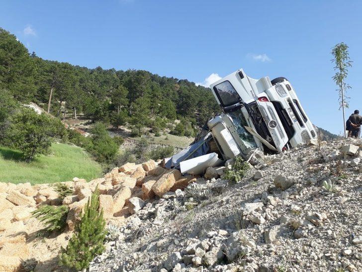 Kontrolden çıkan saman yüklü tır şarampole devrildi G3