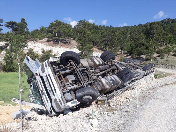 Kontrolden çıkan saman yüklü tır şarampole devrildi G4