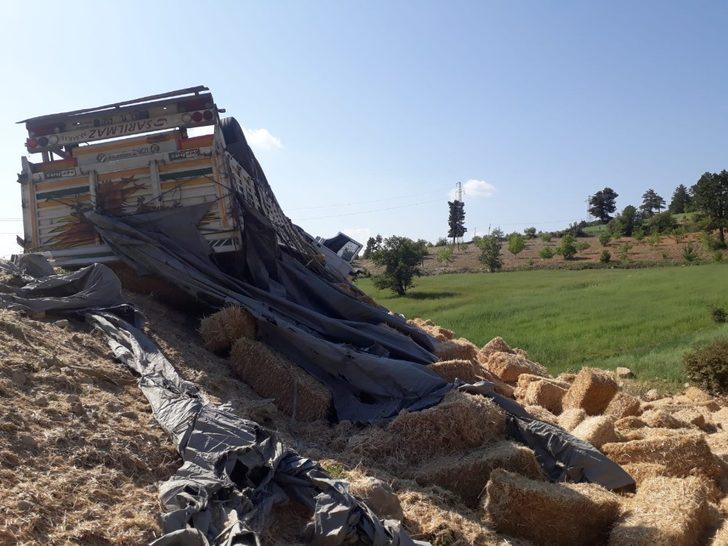 Kontrolden çıkan saman yüklü tır şarampole devrildi G5