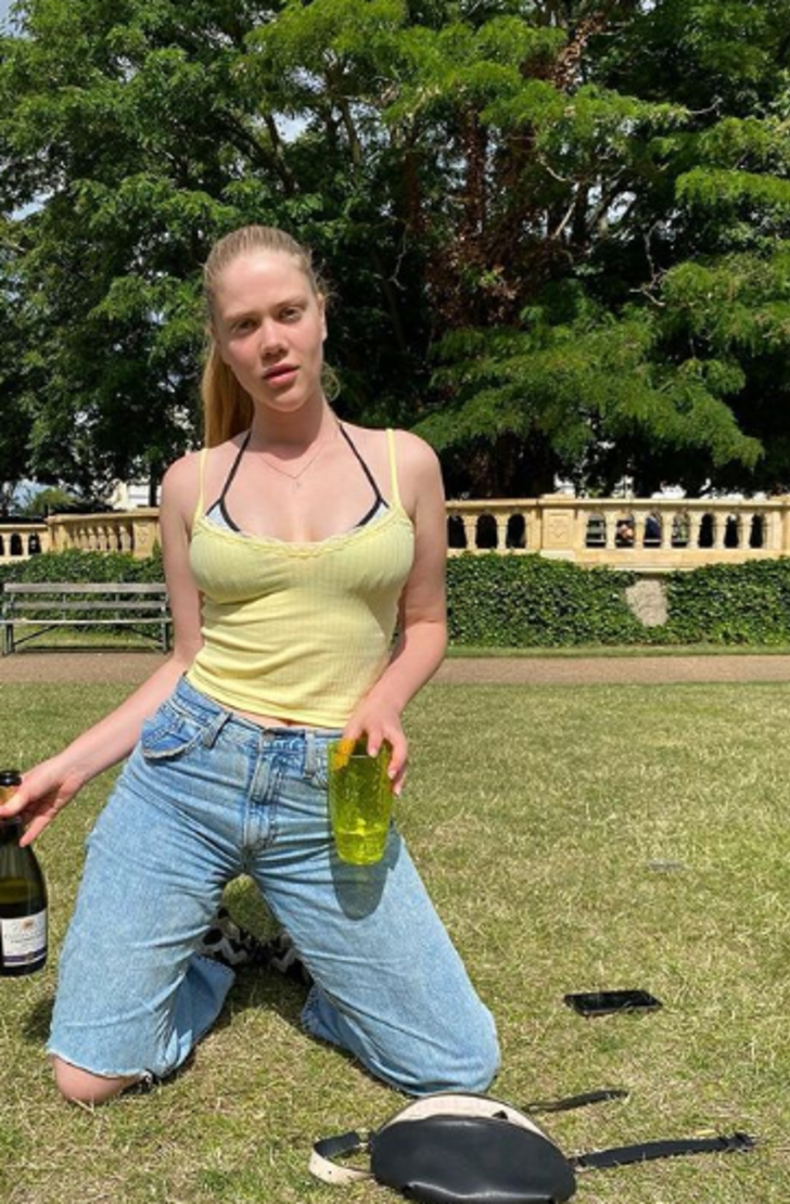 Serel Yereli parkta üstünü çıkardı! Sütyeniyle poz verdi G4