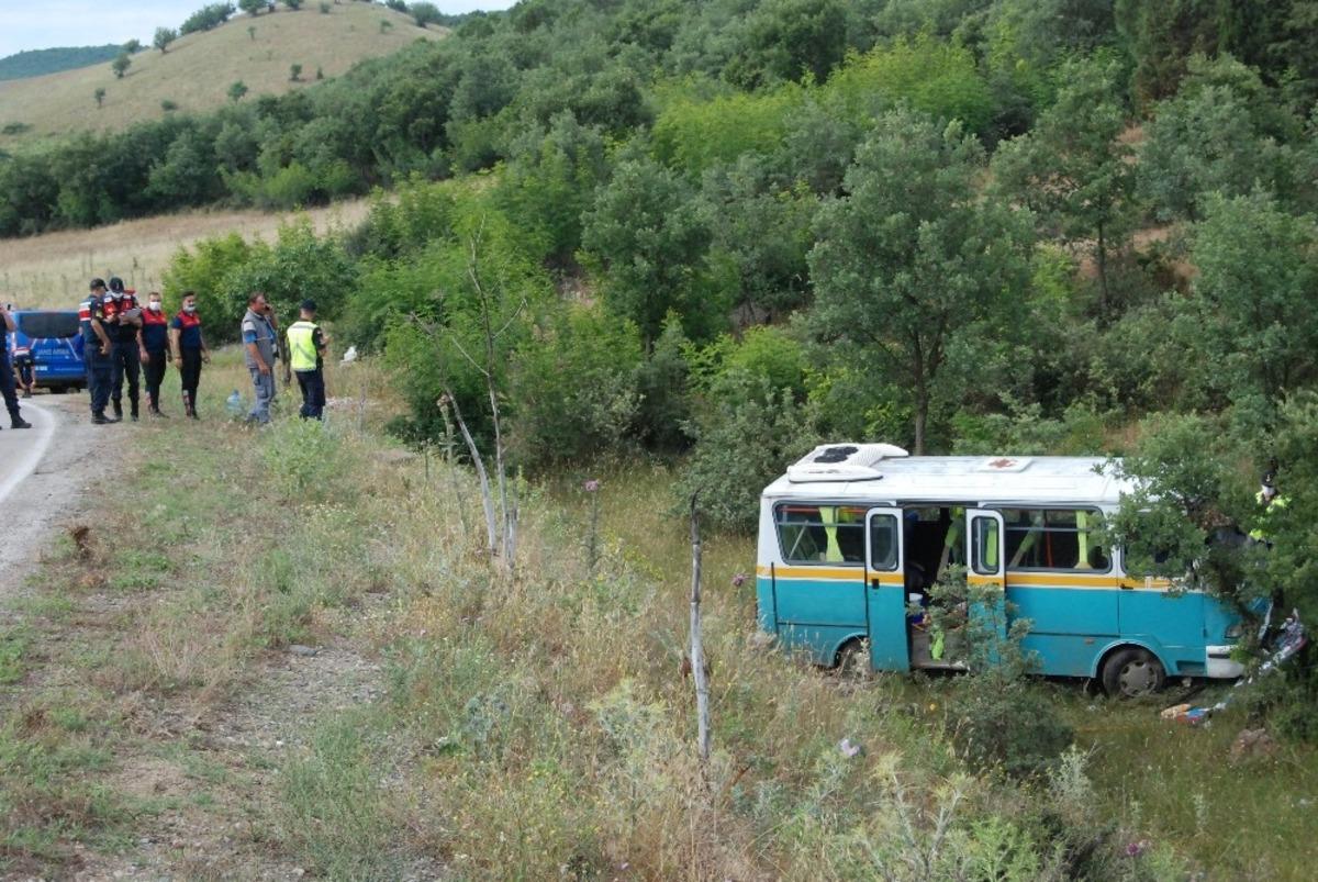İş&ccedil;i minib&uuml;s&uuml; şarampole u&ccedil;tu, 13 kişi yaralandı