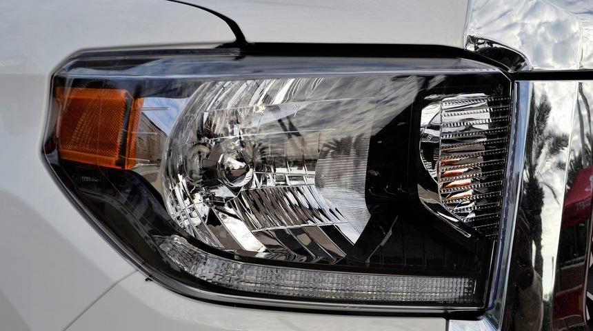 Bu yöntemlerle araç farları ilk günkü parlaklığına kavuşuyor! Diş macunu...