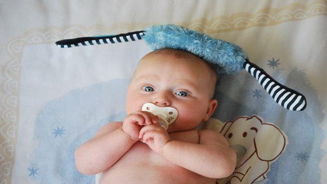 Bebeklerde emzik kullanımı konusunda bilmeniz gerekenler