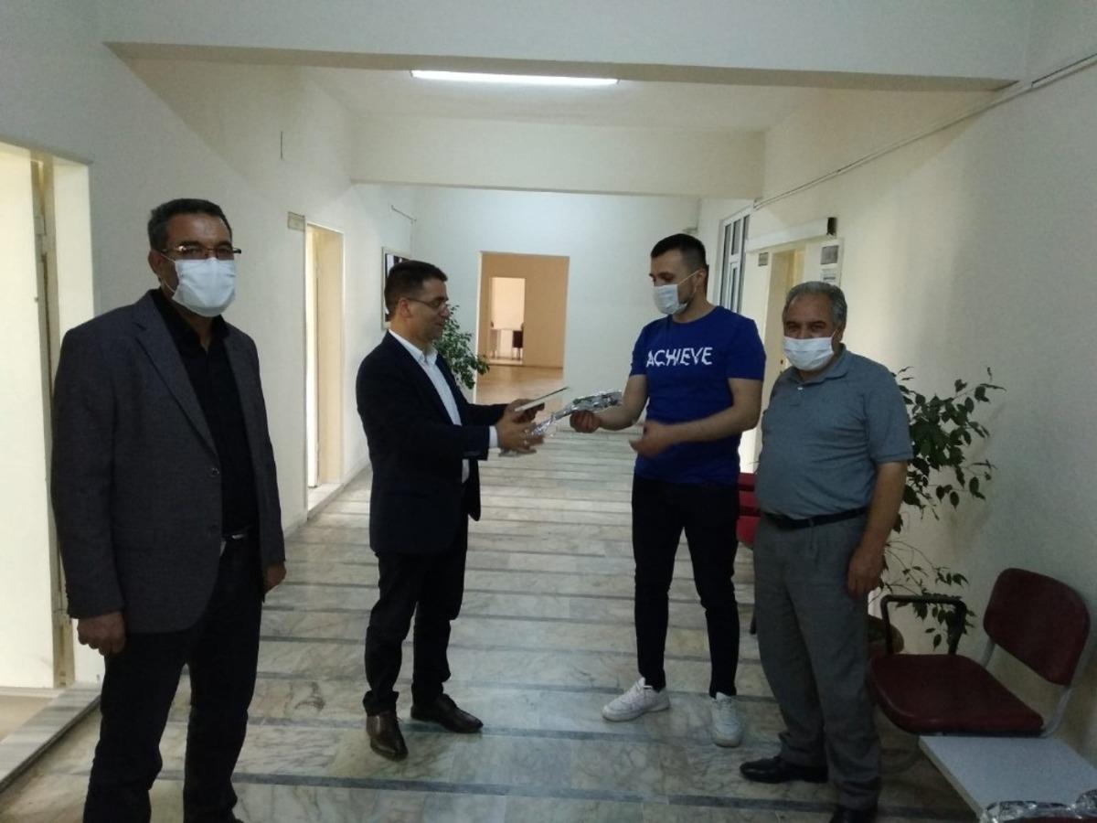 &Ouml;ğretmenleri, g&uuml;lle karşıladılar