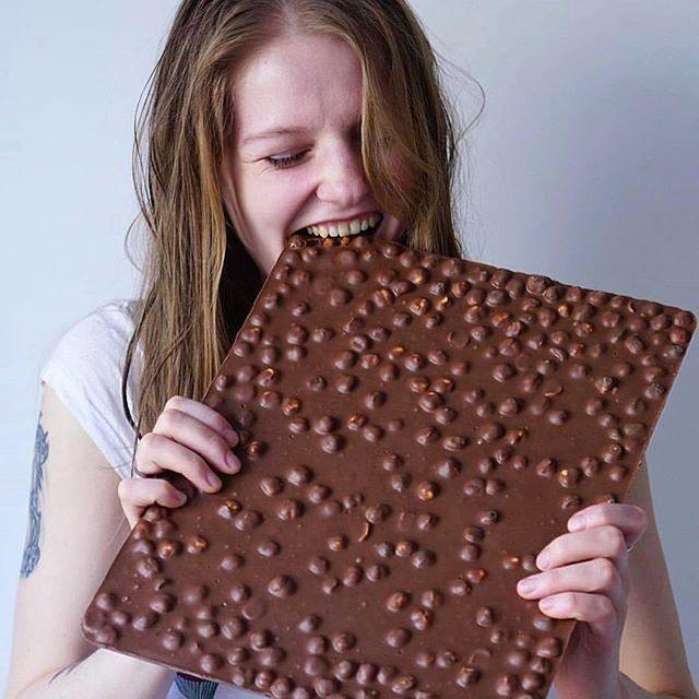 çikolata yiyen kadın