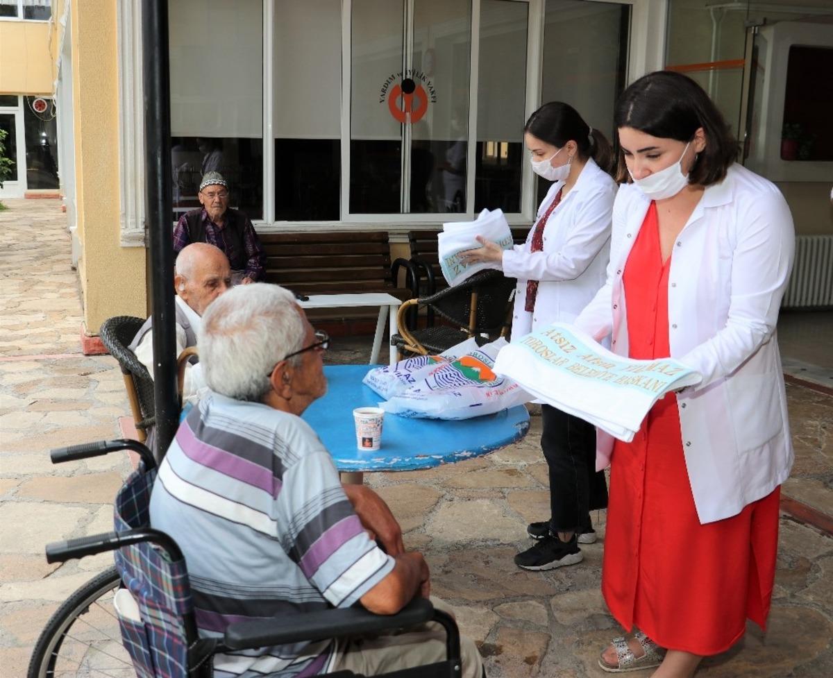 Başkan Yılmaz&rsquo;a huzurevi sakinlerinden &rsquo;Babalar G&uuml;n&uuml;&rsquo; hediyesi