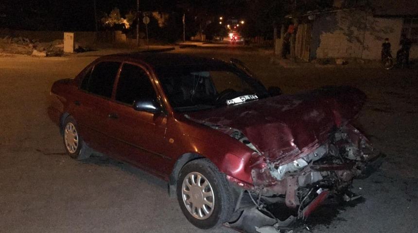 İki otomobil &ccedil;arpıştı: 2 yaralı