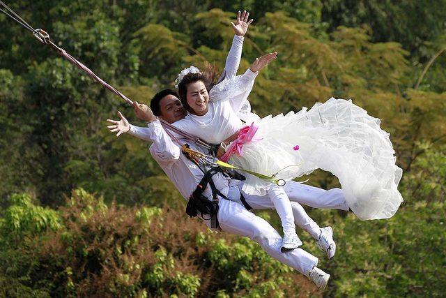 bungee-jumping yapan evli çift