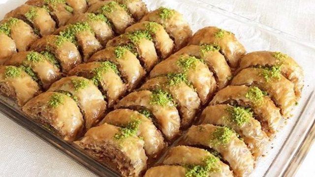 Baklavanın en kolayı: Ay tatlısı tarifi