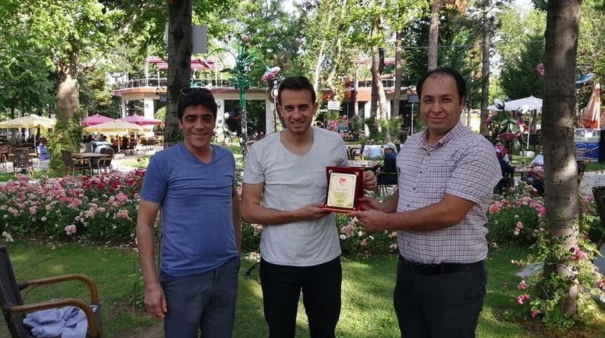 Isparta İl Hakem Kurulu&rsquo;ndan tayini &ccedil;ıkan klasman hakemine plaket