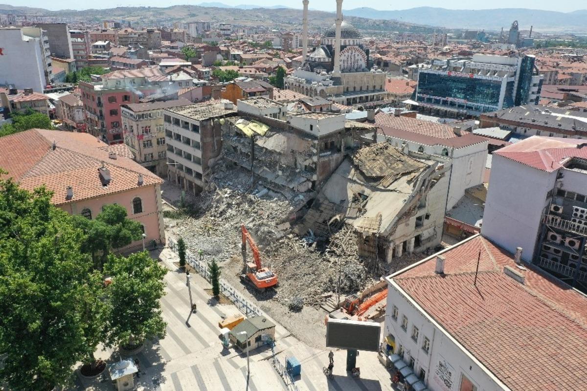Elazığ&rsquo;da Kent Meydanı i&ccedil;in yıkım &ccedil;alışması başlatıldı