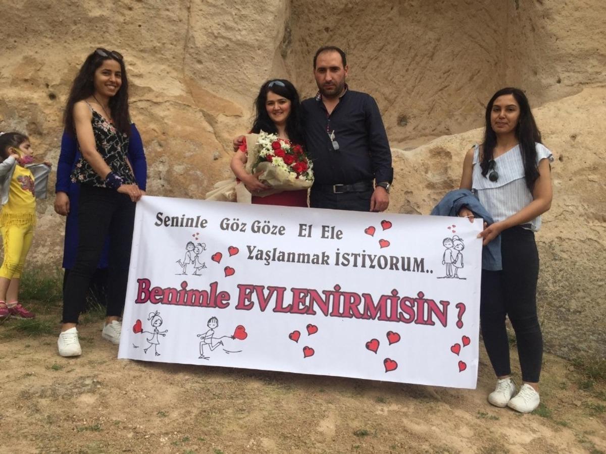 Tarihi b&ouml;lgede ilgin&ccedil; evlenme teklifi