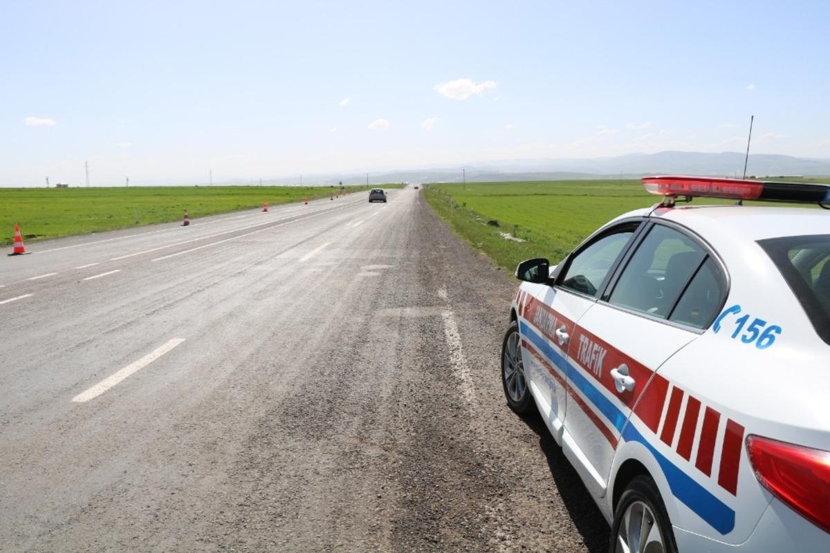Kars&rsquo;ta jandarmadan trafik uygulaması
