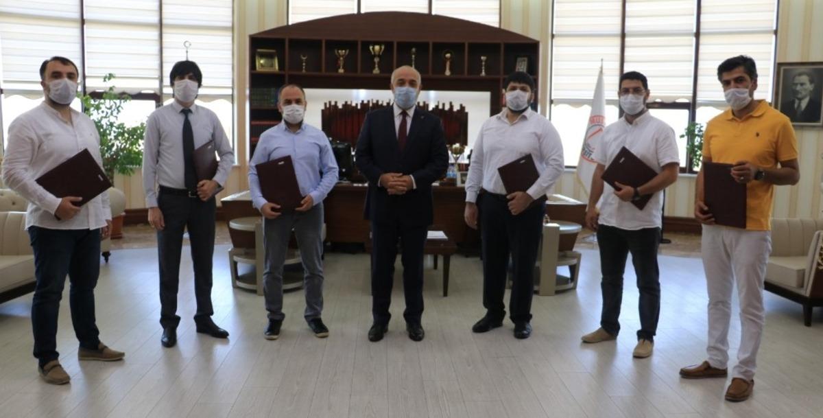 Rekt&ouml;r Polat&rsquo;tan &ccedil;alışkan personellere teşekk&uuml;r belgesi