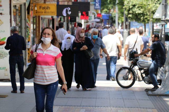 Malatya’da maske kuralına uyuluyor