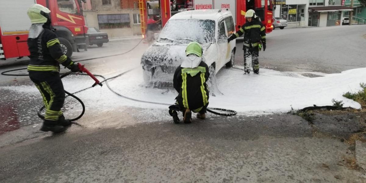 Seyir halindeki otomobil alevlere teslim oldu