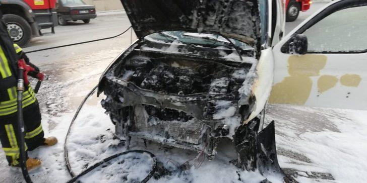 Seyir halindeki otomobil alevlere teslim oldu G5