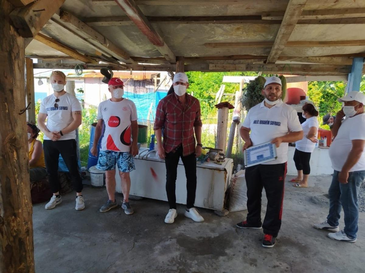 &Ouml;merağzı sahilini &ccedil;&ouml;pten temizlediler