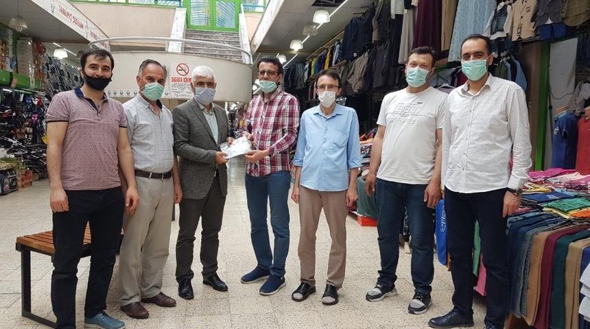 Başkan Şen üyelerine maske dağıtıp korunma uyarıları yaptı