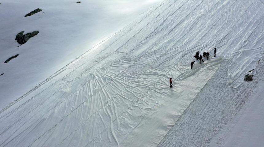 Tehlike çanları çalıyor! Buzulları muşambayla kapladılar