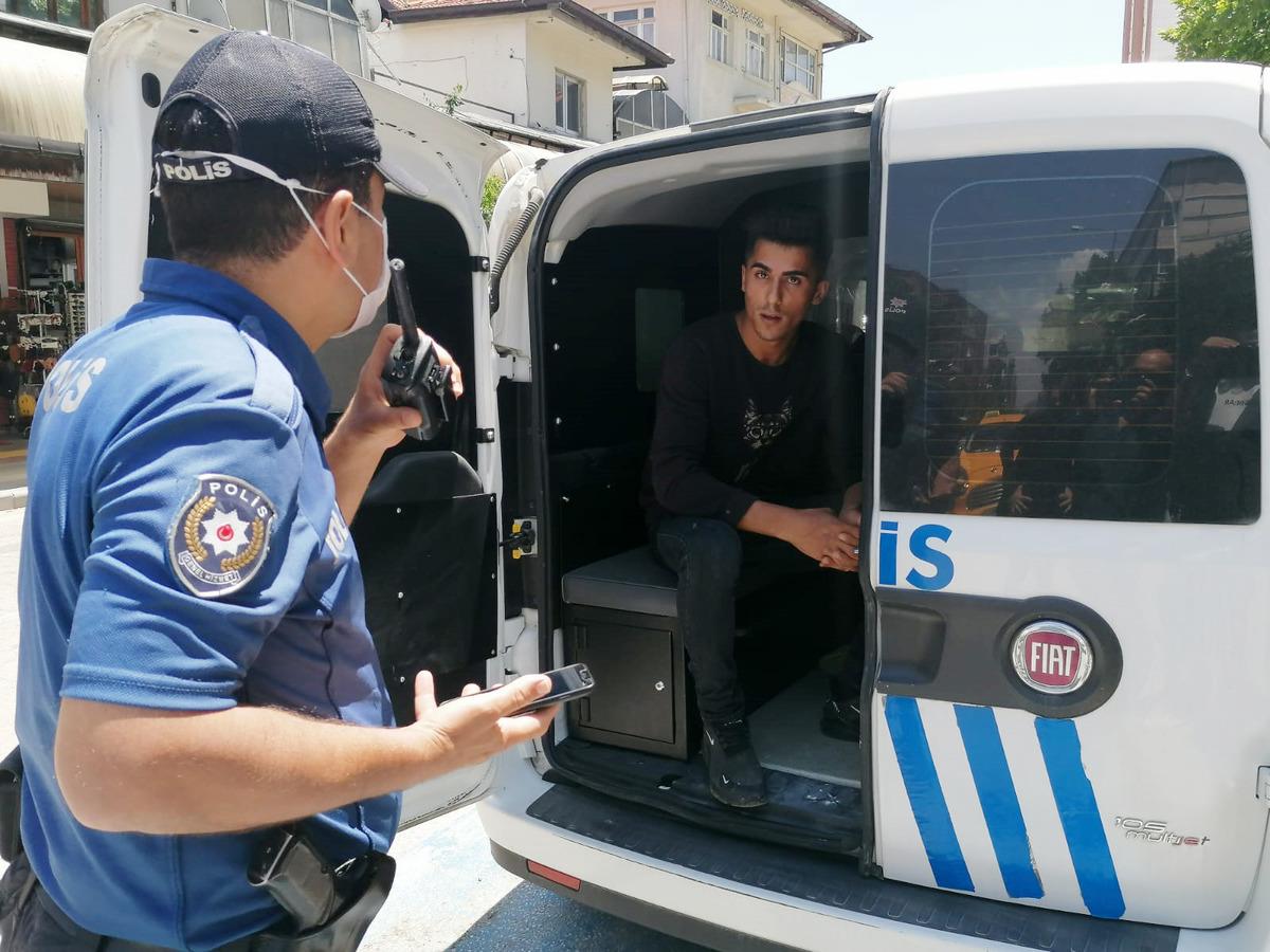Maskesiz yakalanınca polise soyadını bilmediğini s&ouml;yledi