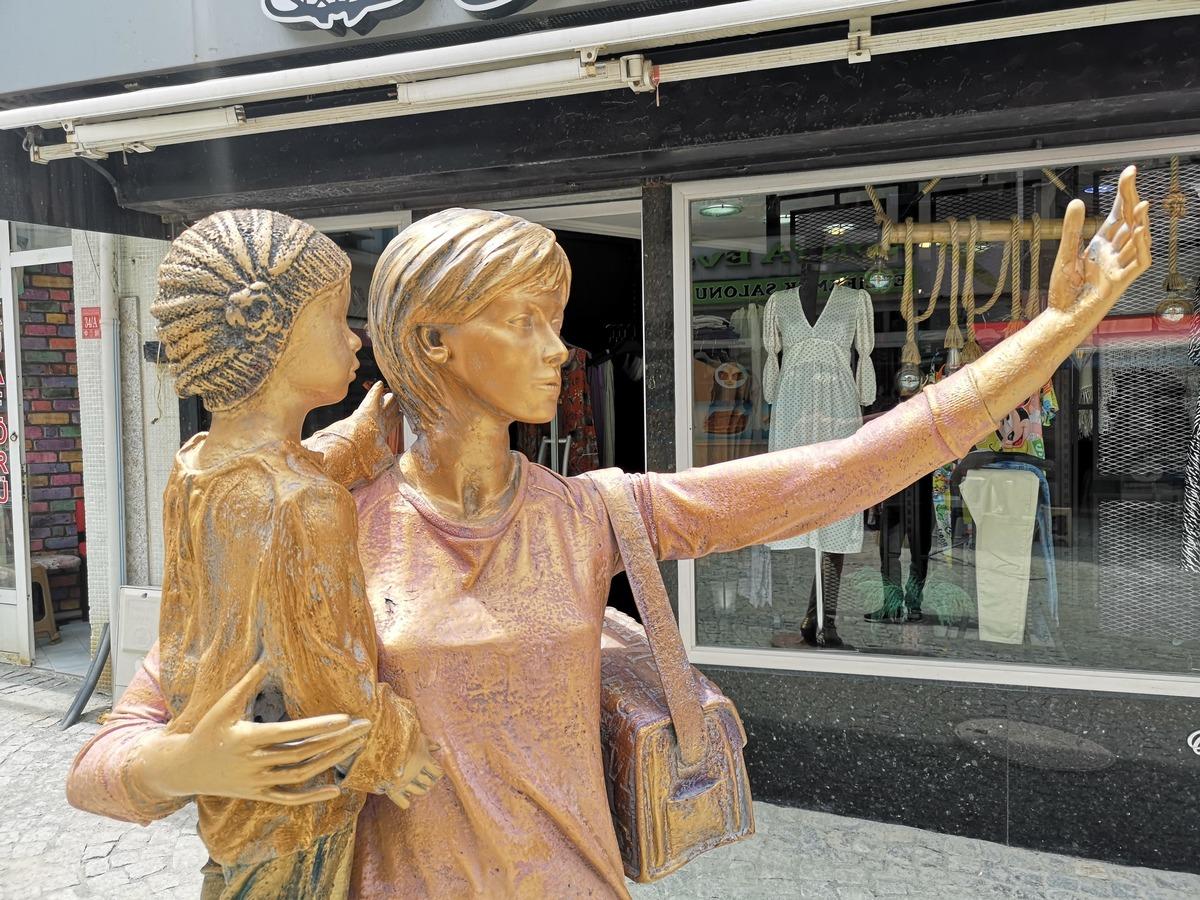 Selfie yapan kadın heykelinin elindeki telefon &ccedil;alındı