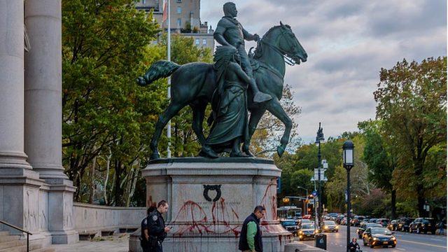 Protestolar sırasında heykel boyanmıştı