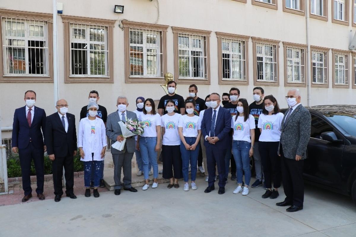 G&ouml;n&uuml;ll&uuml; &ouml;ğrenciler Hollanda&rsquo;ya maske ihra&ccedil; etti