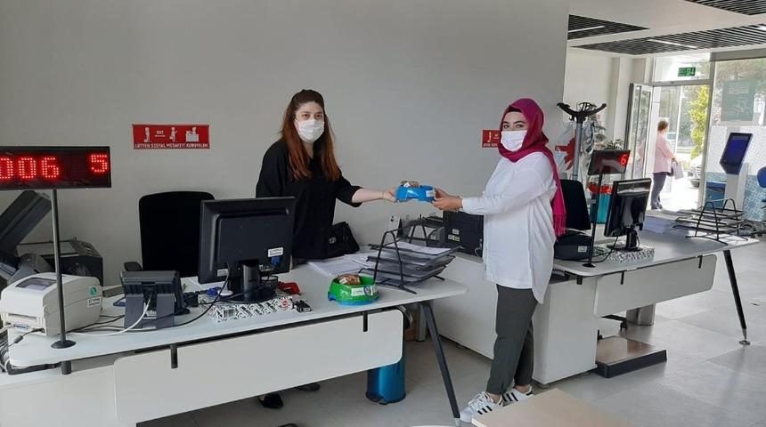 Sokak hayvanları i&ccedil;in mama ve su kabı