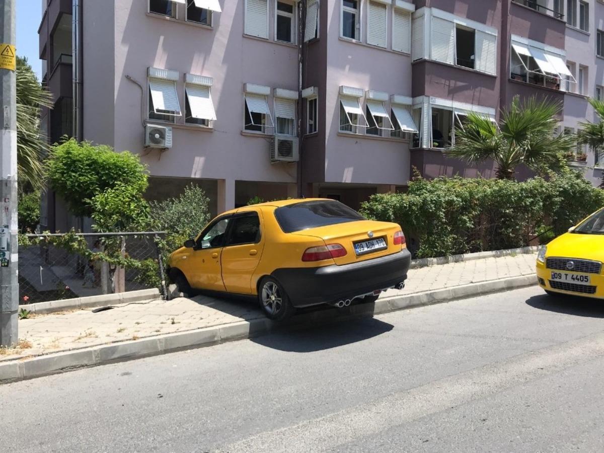 Kontrolden &ccedil;ıkan otomobil site bah&ccedil;esinin duvarında asılı kaldı