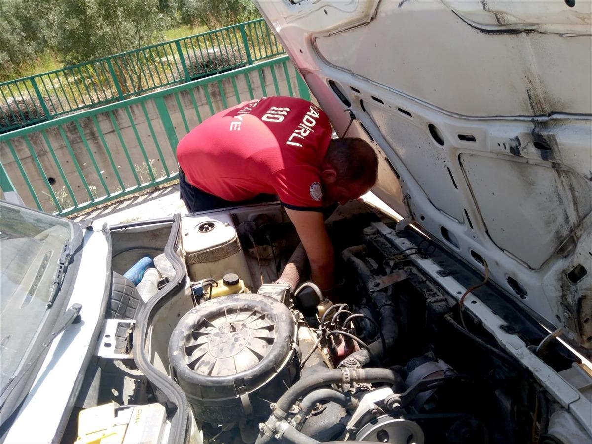 Osmaniye'de otomobilin motor kısmına sıkışan kedi yavrusu kurtarıldı