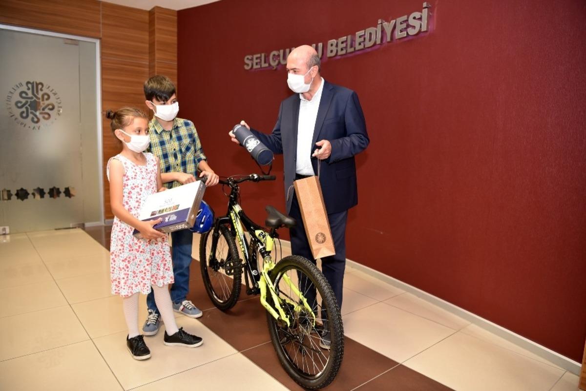 &ldquo;Babama Mektup Yazıyorum&rdquo; yarışmasında dereceye giren mektuplar &ouml;d&uuml;llendirildi