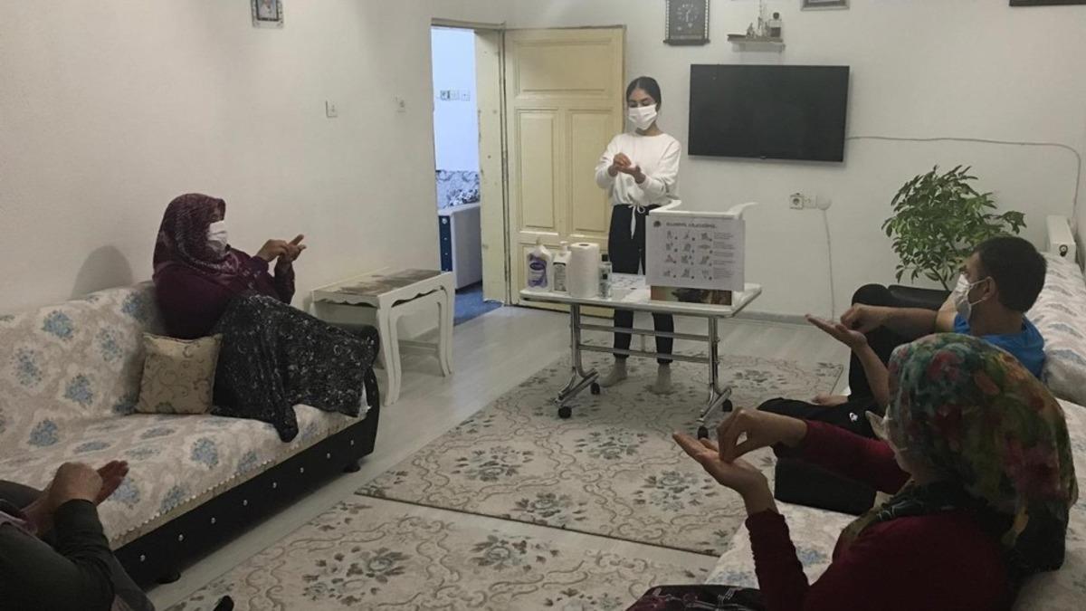 ME&Uuml;&rsquo;n&uuml;n hemşire adayları, yaşadıkları illerde maske kullanımı ve hijyeni anlattı