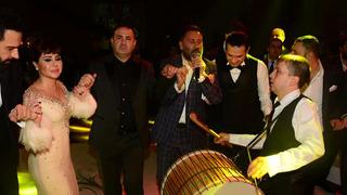 Hem söyleyip hem coştular