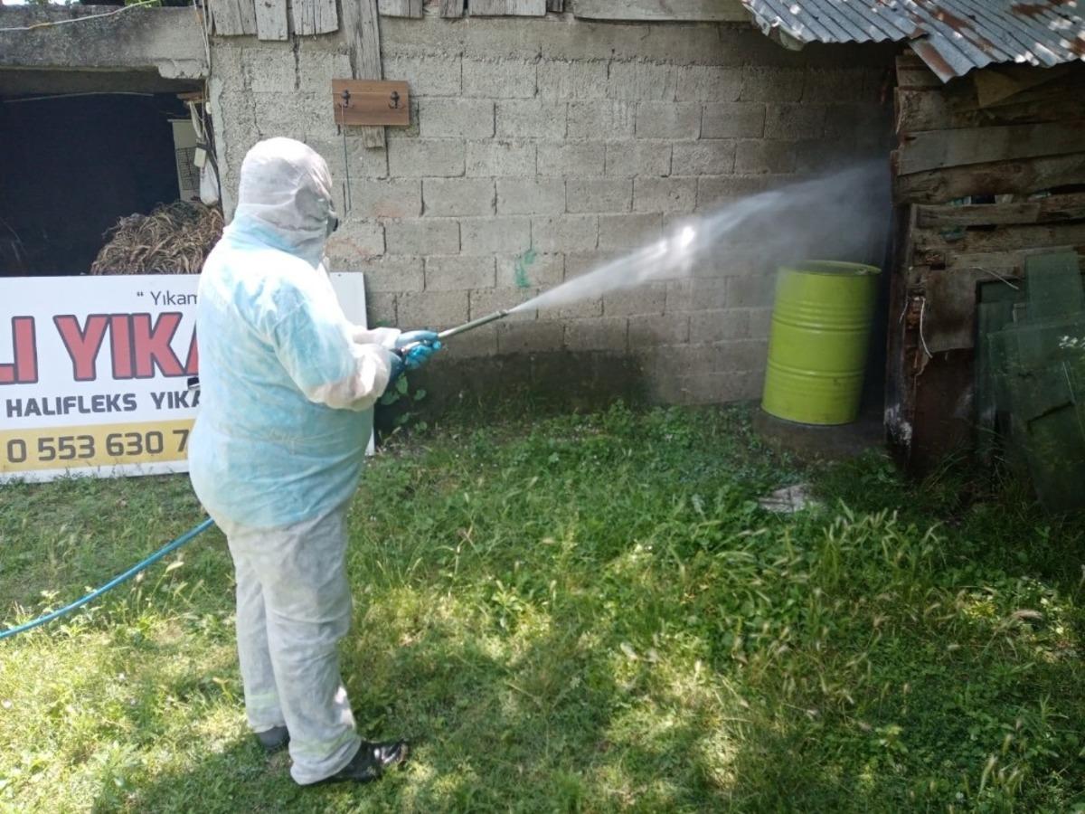 Hendek&rsquo;te mahallelerde ila&ccedil;lama işlemleri s&uuml;r&uuml;yor