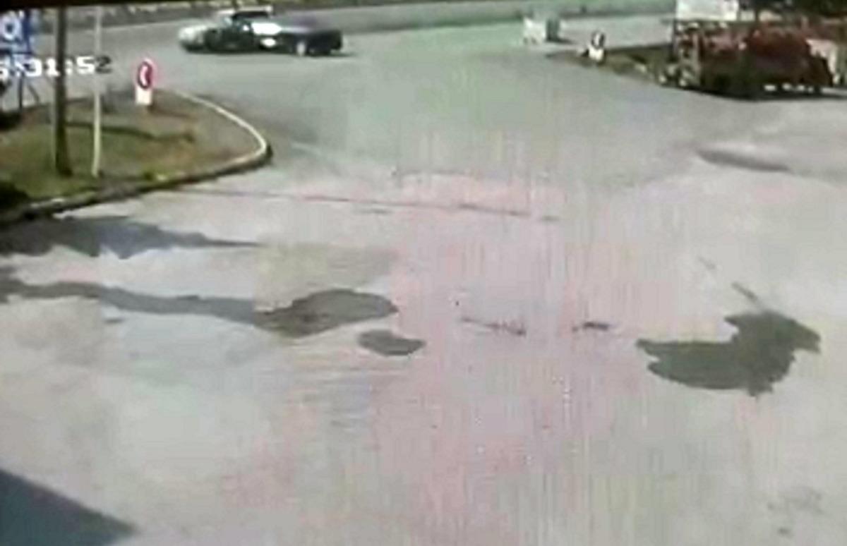 Biri &ccedil;ocuk iki kişinin yaralandığı kaza kamerada