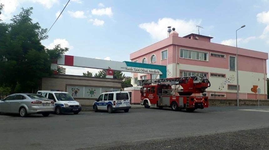 Anaokulu &ccedil;atısında &ccedil;ıkan yangını g&ouml;revliler s&ouml;nd&uuml;rd&uuml;