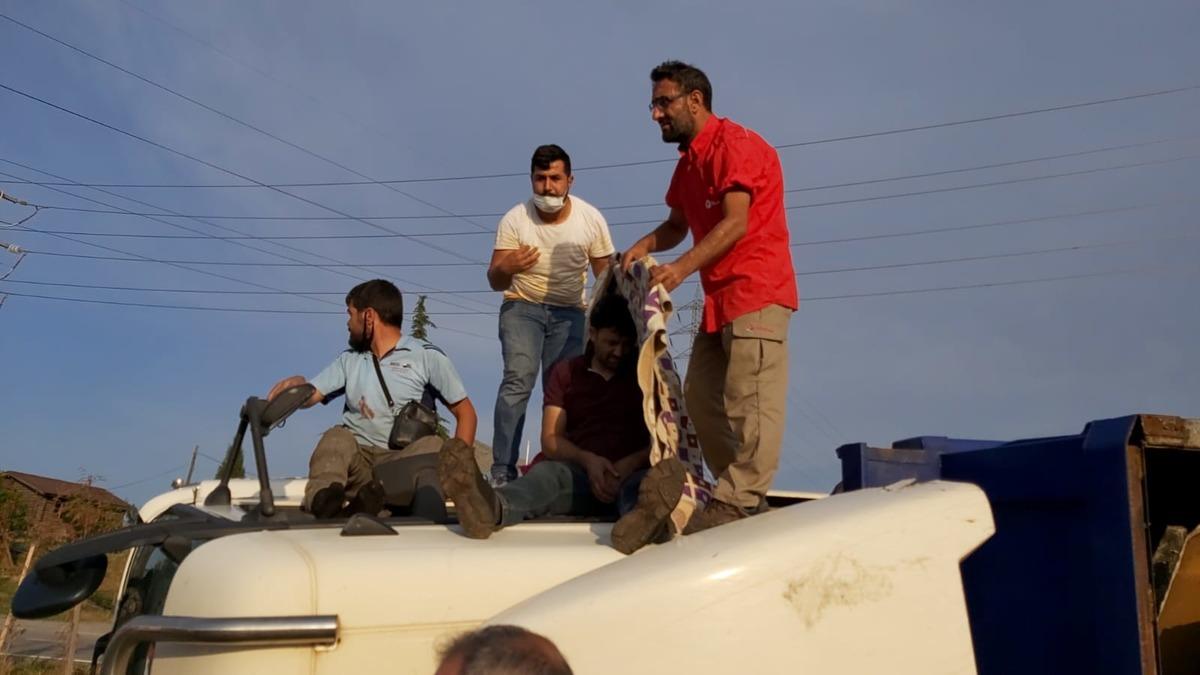 Hurda y&uuml;kl&uuml; kamyon devrildi: 3 yaralı