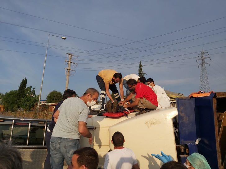 Hurda yüklü kamyon devrildi: 3 yaralı G3