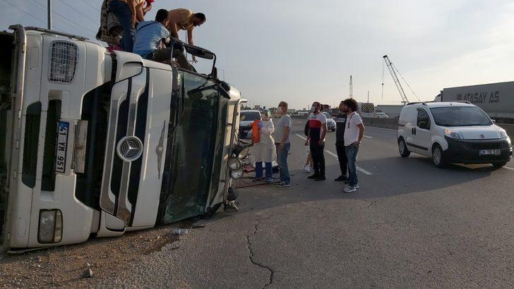 Hurda yüklü kamyon devrildi: 3 yaralı G4