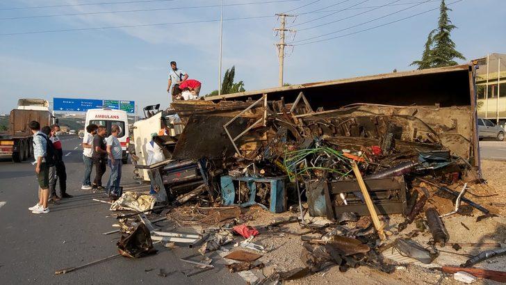 Hurda yüklü kamyon devrildi: 3 yaralı G5