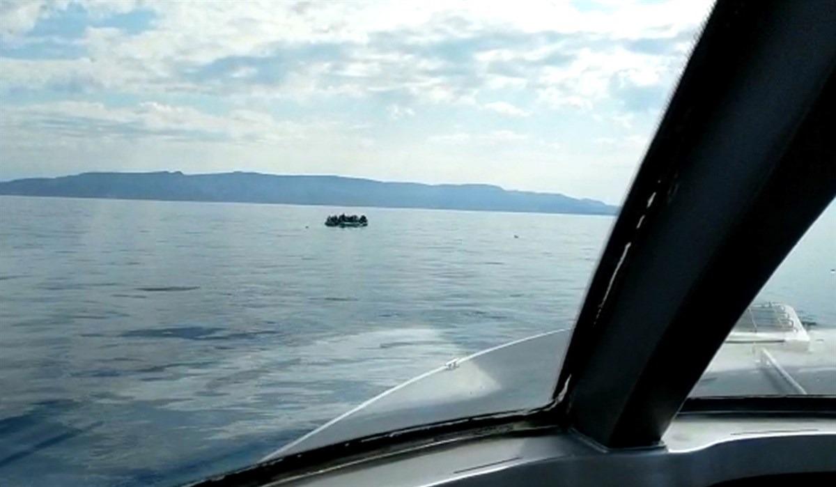 &Ccedil;anakkale a&ccedil;ıklarında T&uuml;rk kara sularına itilen 145 sığınmacı kurtarıldı